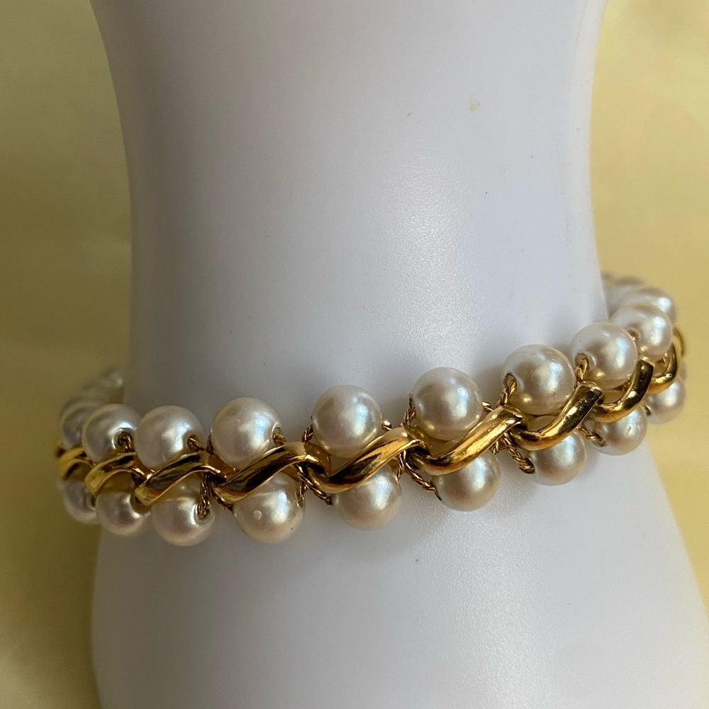 Beautiful Vintage Napier Goldtone Faux Pearl Ladies Bracelet. Great condition!